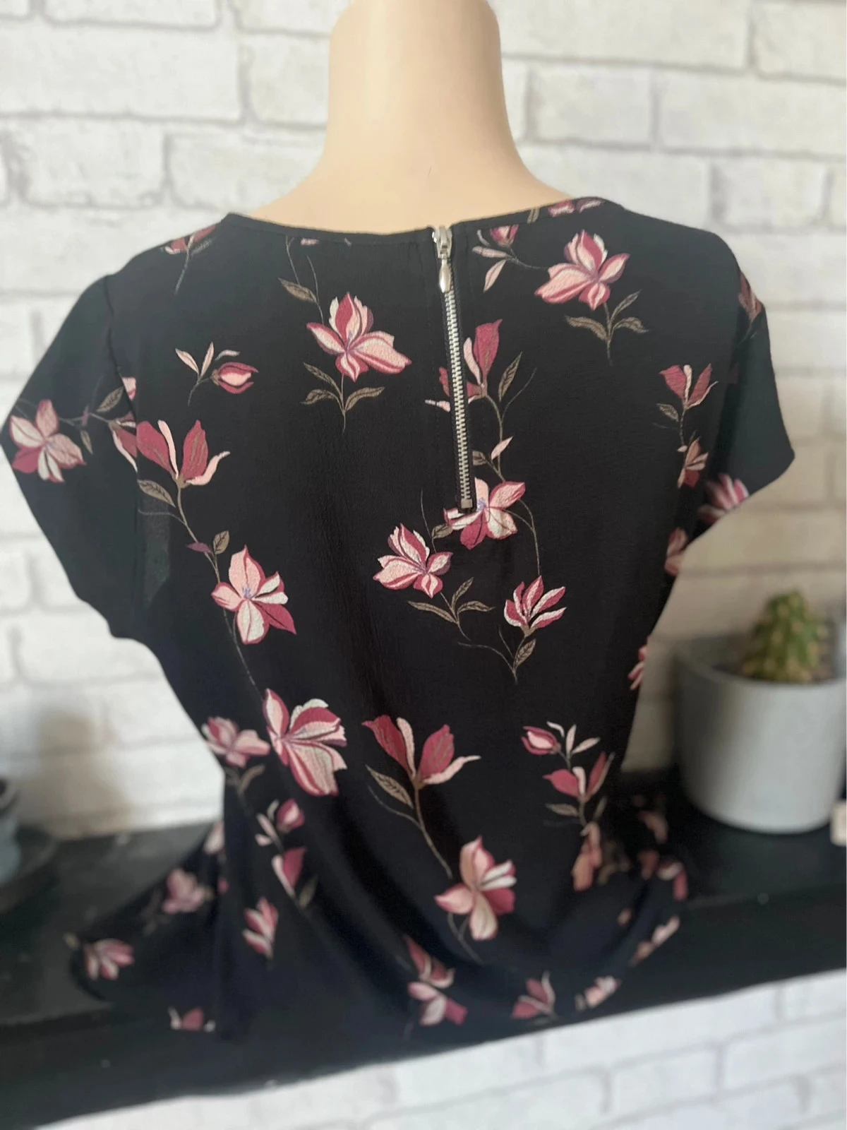 Zwarte bloes met bloemen voor dames T36 – vloeiend met korte mouwen in bohemien chique stijl – photo 2